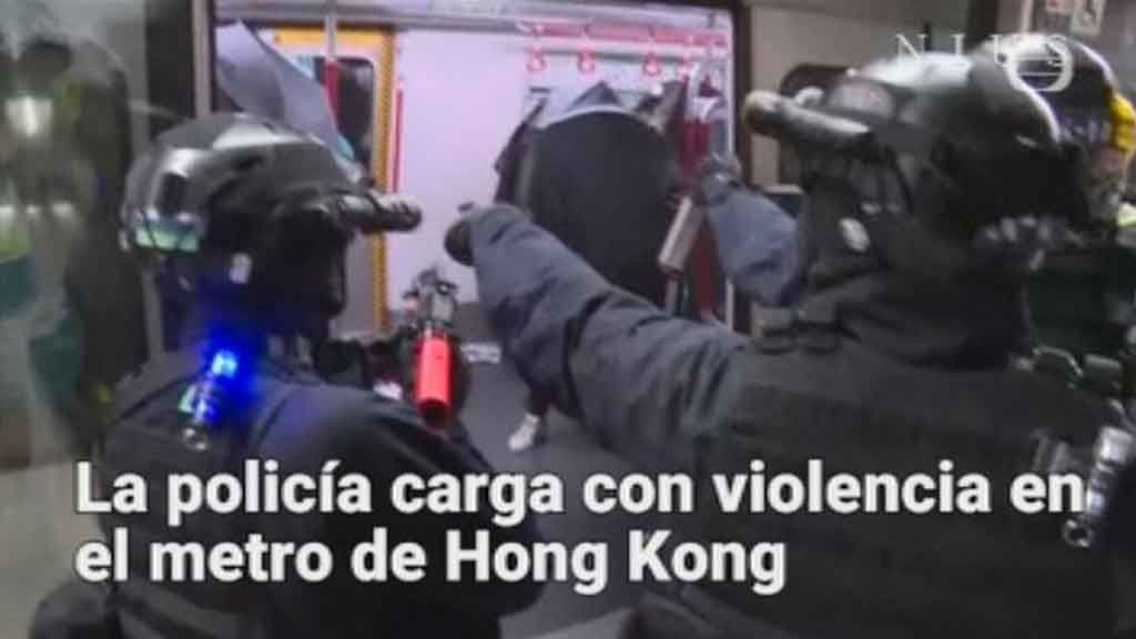 La policía carga contra los manifestantes en el metro de Hong Kong
