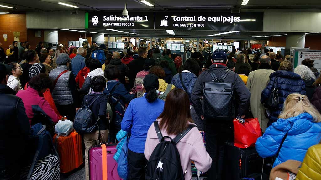 Continúan las huelgas en Ryanair, Iberia y Renfe durante la 'operación retorno' Continúan las huelgas en Ryanair, Iberia y Renfe durante la 'operación retorno'