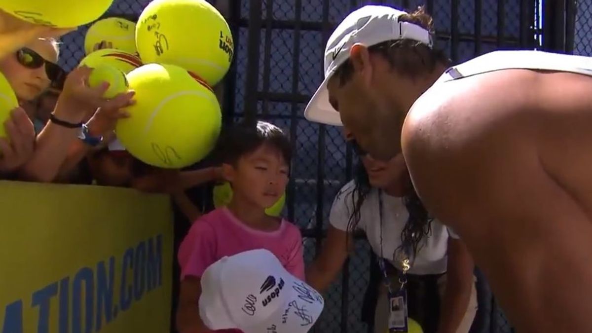El humano gesto de Nadal con un niño que lloraba cuando era empujado al buscar una firma del tenista