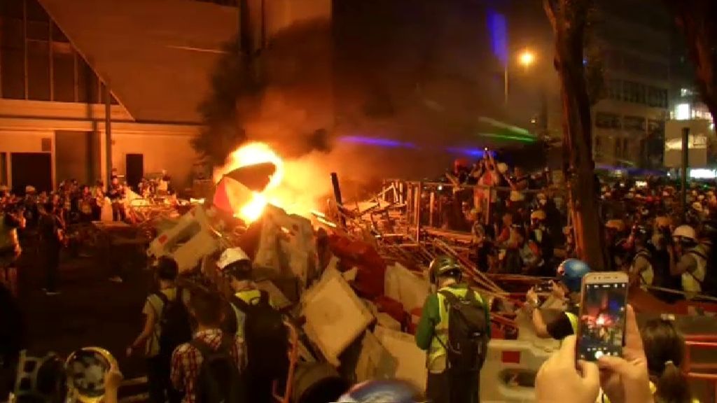 Manifestantes de Hong Kong prenden fuego a una gran barricada