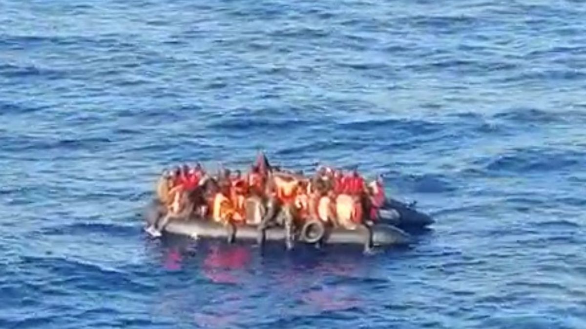 Un barco con trayecto Málaga-Melilla se encuentra una patera y la custodia hasta su rescate