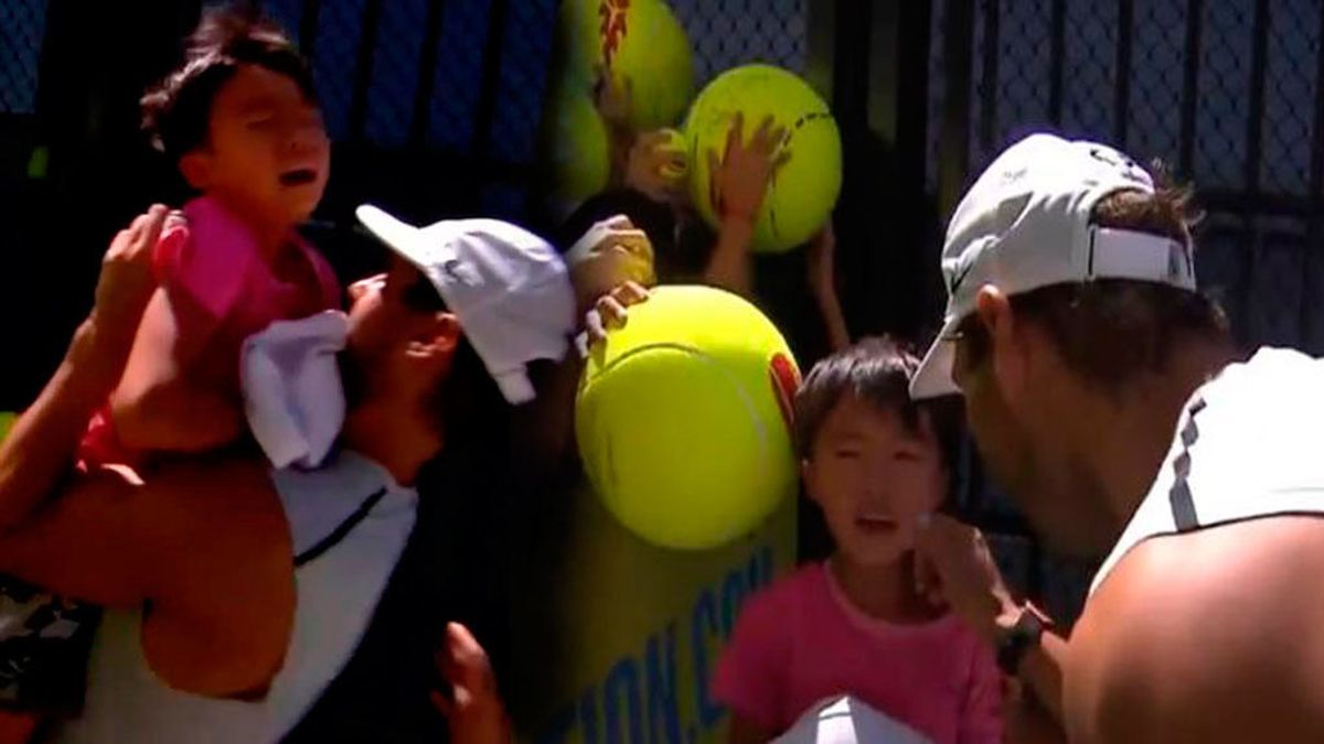 Rafa Nadal consuela a un niño que lloraba al encontrarse atrapado entre los aficionados Rafa Nadal consuela a un niño que lloraba al encontrarse atrapado entre los aficionados