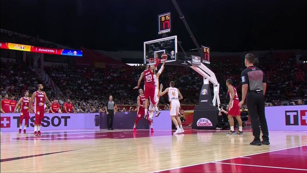 Mejri levanta al público de sus asientos con dos tapones de gigante ante Claver y Juancho