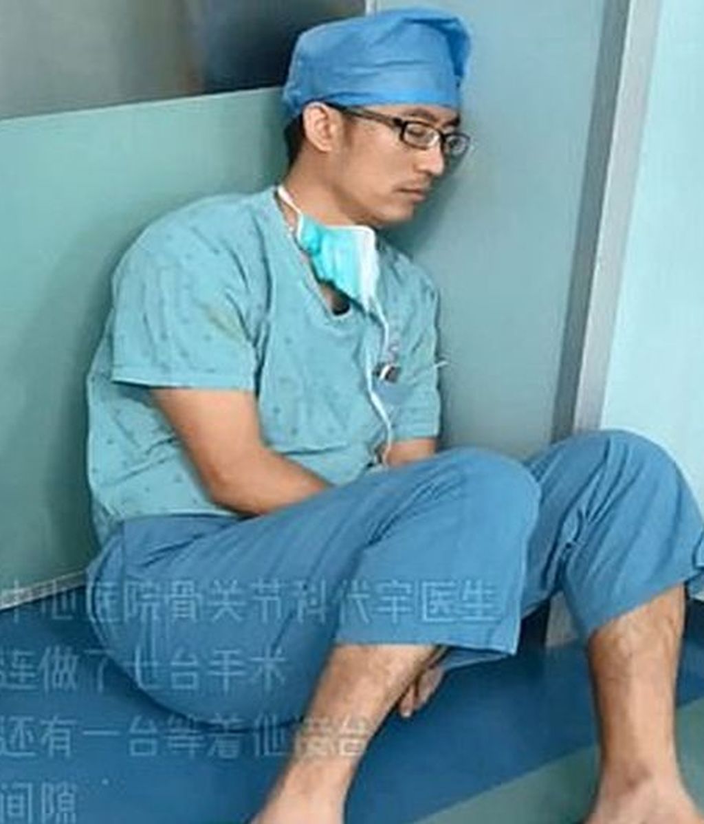 Cirujano durmiendo sentado en el suelo de un hospital