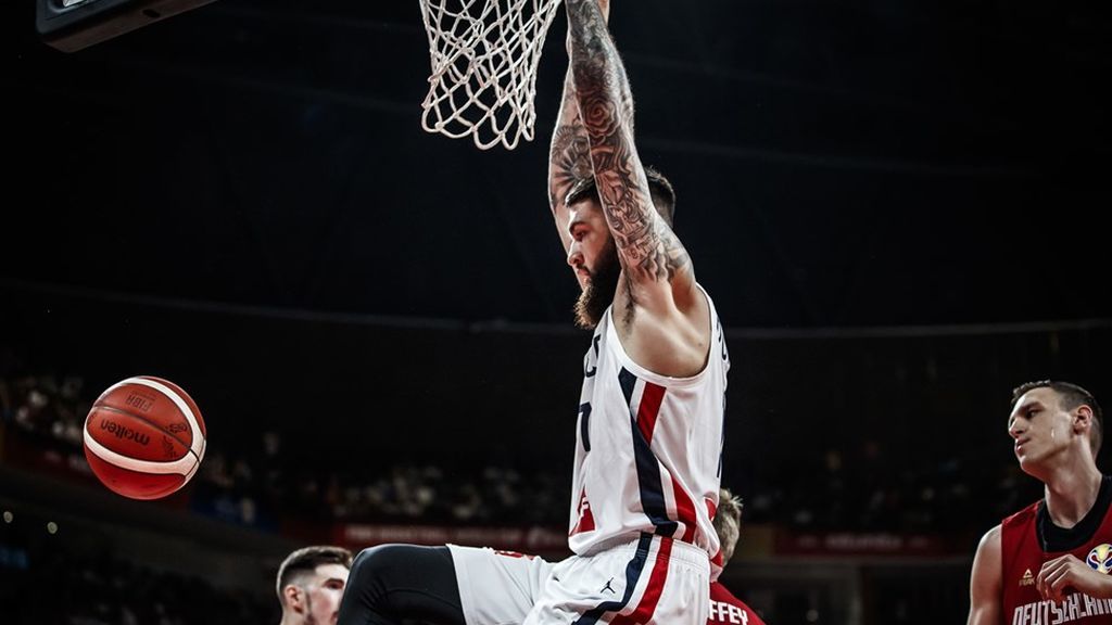 Daniel Theis machaca el aro