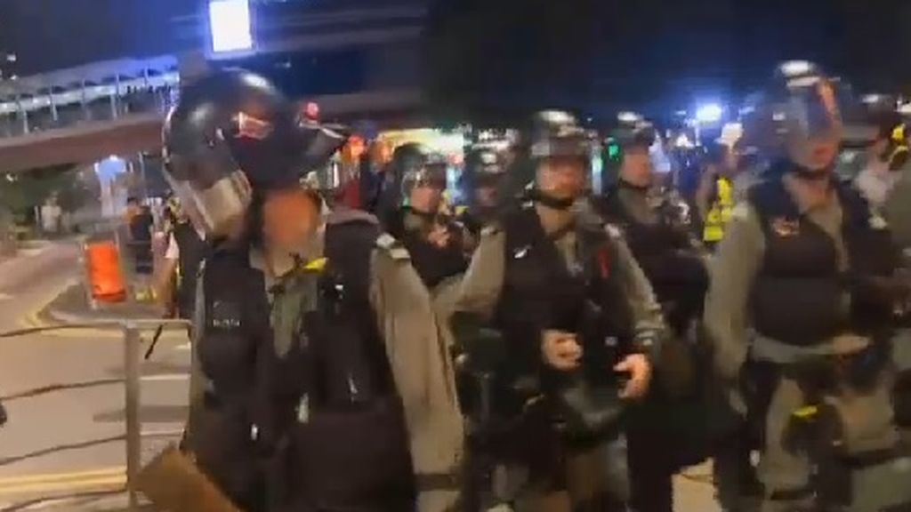 Crece la tensión y violencia en las protestas callejeras de Hong Kong
