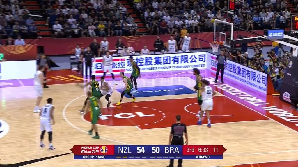 El jugadón de Tai Webster: se va de todo Brasil con un reverso y tira una bandeja para anotar