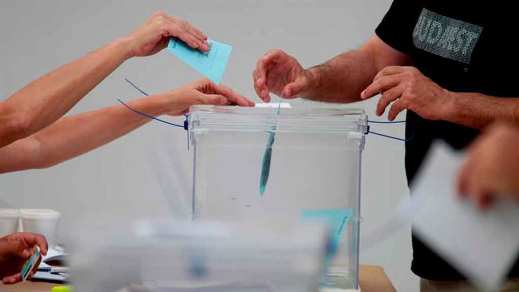 Las elecciones que, según las encuestas, los españoles no quieren le darían mayoría absoluta al PSOE y Podemos Las elecciones que, según las encuestas, los españoles no quieren le darían mayoría absoluta al PSOE y Podemos