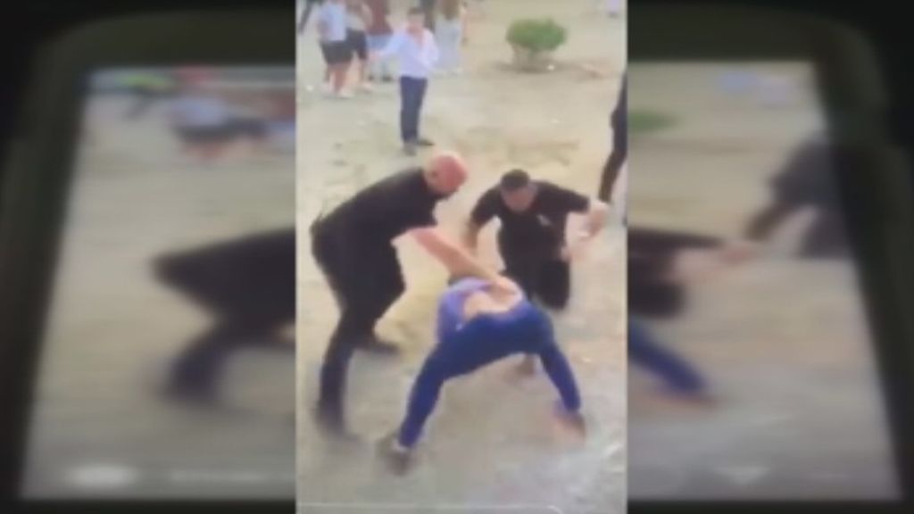 Graban una brutal pelea a las puertas de una discoteca en Murcia