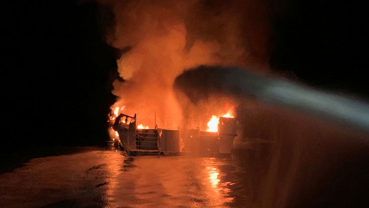 Buscan a más de una treintena de desaparecidos tras el voraz incendio de una embarcación en California