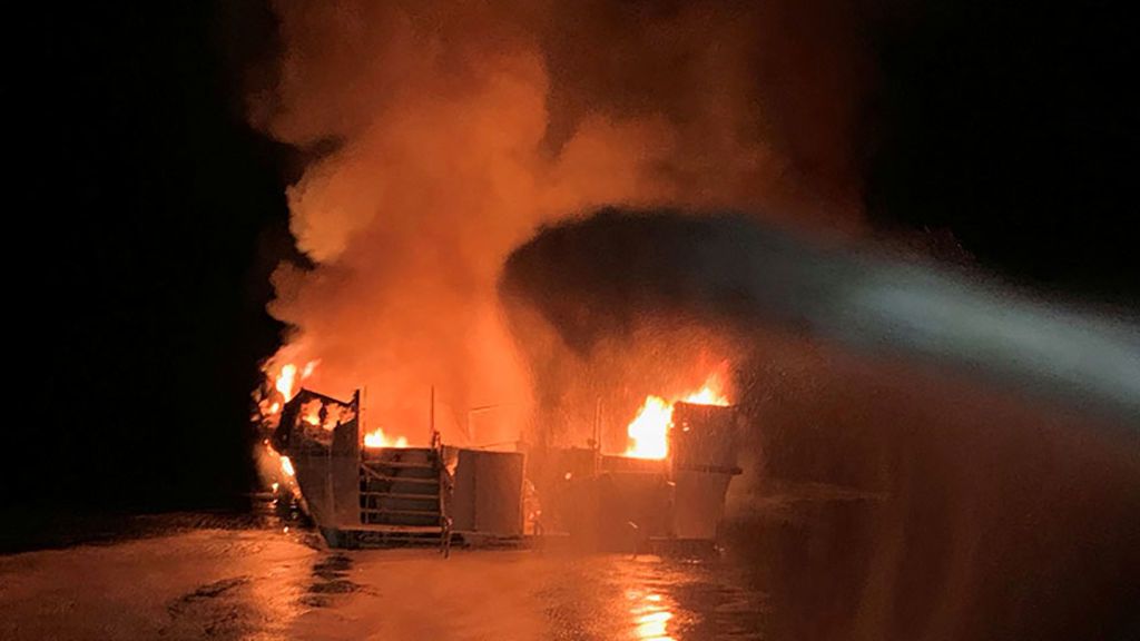Más de 30 personas sin localizar tras el incendio de un barco en California Más de 30 personas sin localizar tras el incendio de un barco en California