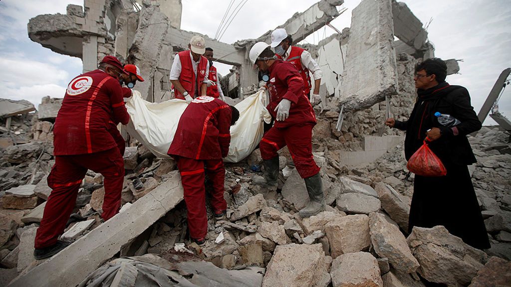 Al menos 100 muertos en una prisión de Yemen por un ataque de la coalición liderada por Arabia Saudí Al menos 100 muertos en una prisión de Yemen por un ataque de la coalición liderada por Arabia Saudí
