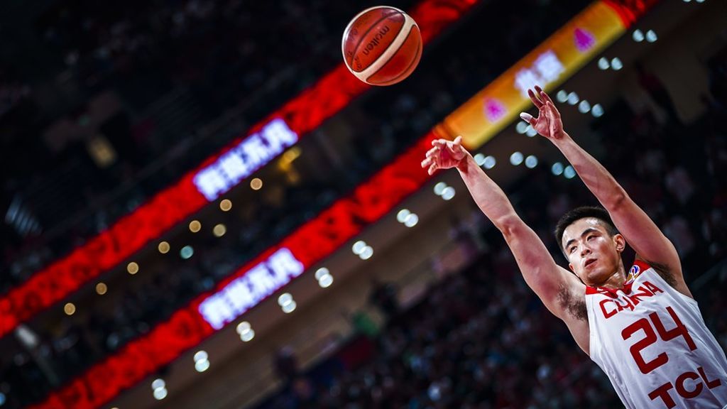 Zhao levanta a todo el pabellón: Espectacular triple de China para ponerse con diez de ventaja ante Polonia