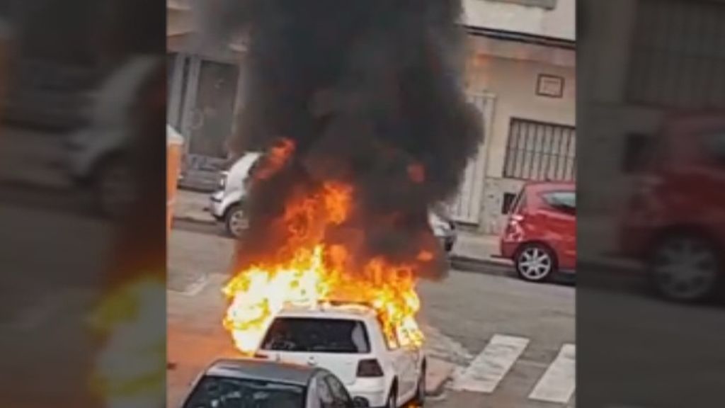Un hombre prende fuego al coche de su expareja y fallece después atropellado por un vehículo