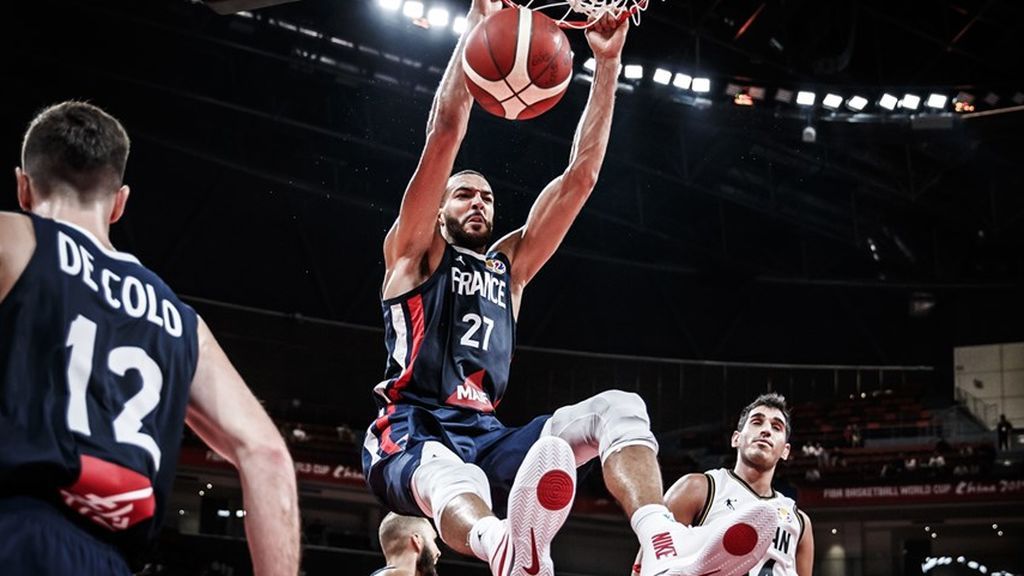 Francia se luce ante una valiente Jordania