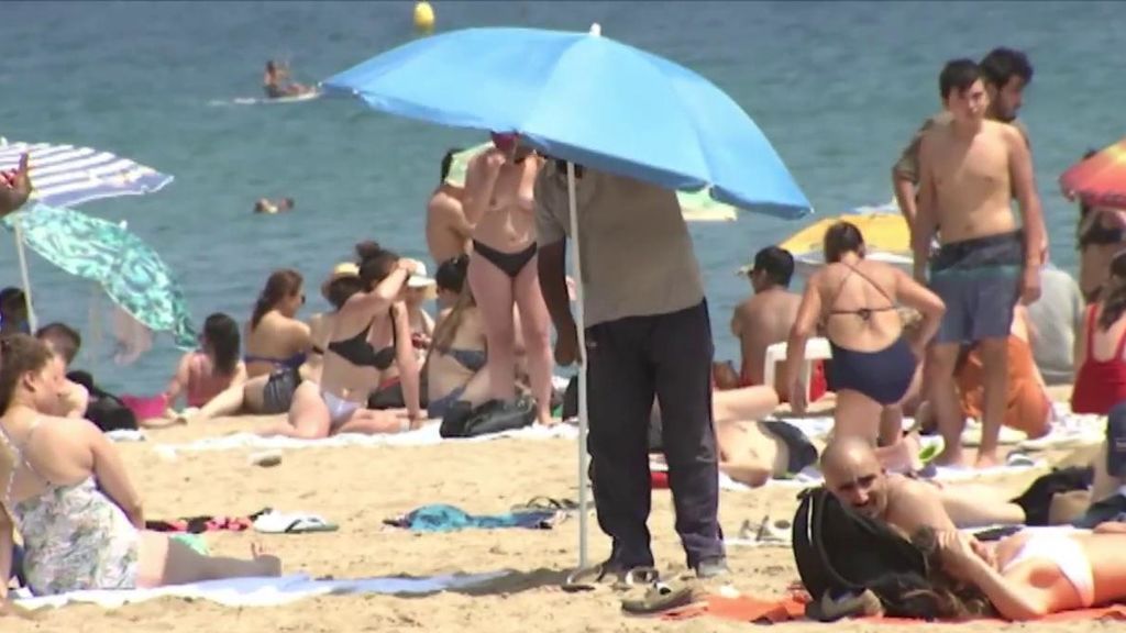 Los sombrilleros ilegales toman la Barceloneta