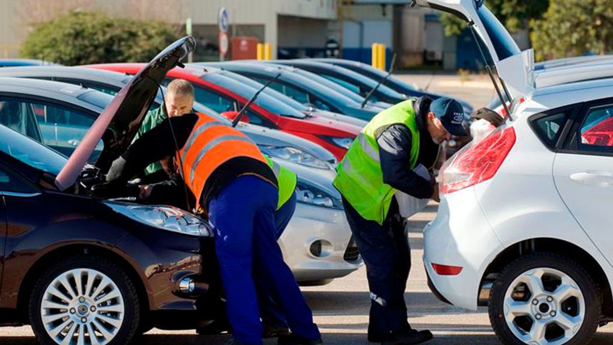 El PSOE, de 'prohibir' los vehículos contaminantes a 'tomar las medidas' para eliminarlos en 2040 El PSOE, de 'prohibir' los vehículos contaminantes a 'tomar las medidas' para eliminarlos en 2040