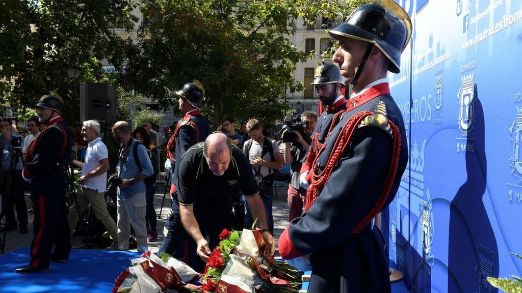 Rosas, música y poemas recuerdan a los 10 bomberos muertos hace 32 años en el incendio de Almacenes Arias, Madrid