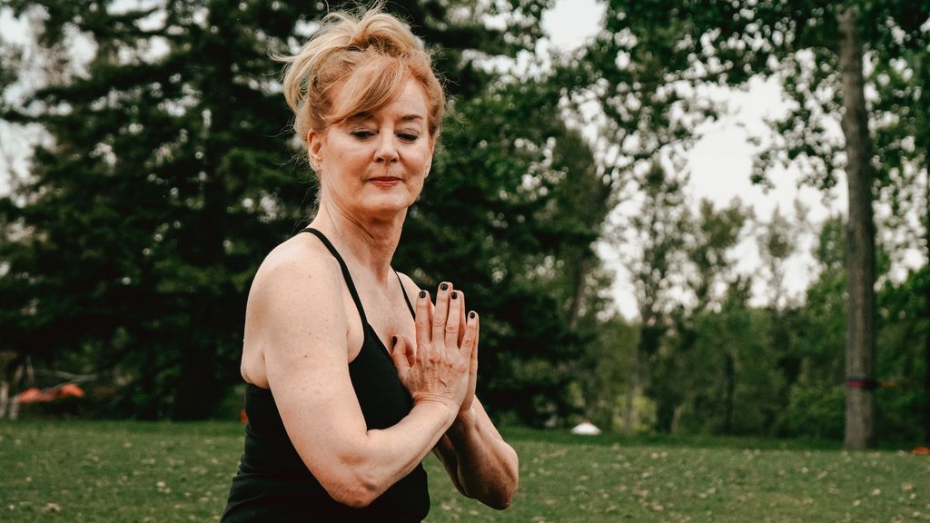 mujer practicando yoga