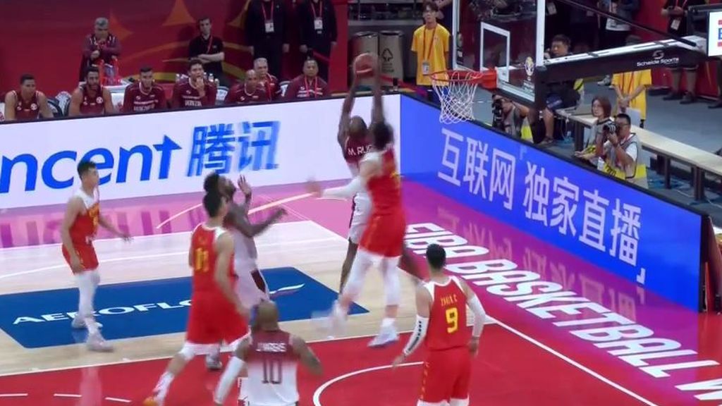 El espectacular rebote de Miguel Ruiz ante los 2,12 de Wang en el China - Venezuela