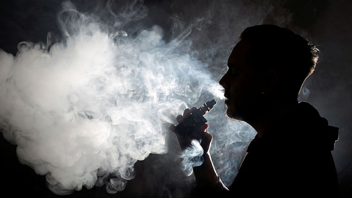 Sanidad alerta a los jóvenes contra los 'falsos mitos': el vapeo crea adicción y tiene efectos perjudiciales para la salud Sanidad alerta a los jóvenes contra los 'falsos mitos': el vapeo crea adicción y tiene efectos perjudiciales para la salud
