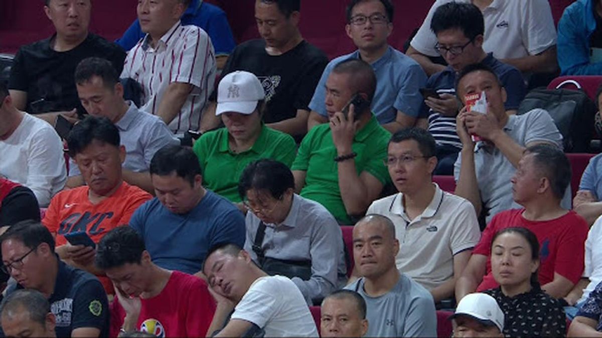 La imagen viral de la afición china en el Costa de Marfil-Polonia: Durmiendo y con los móviles durante el partido