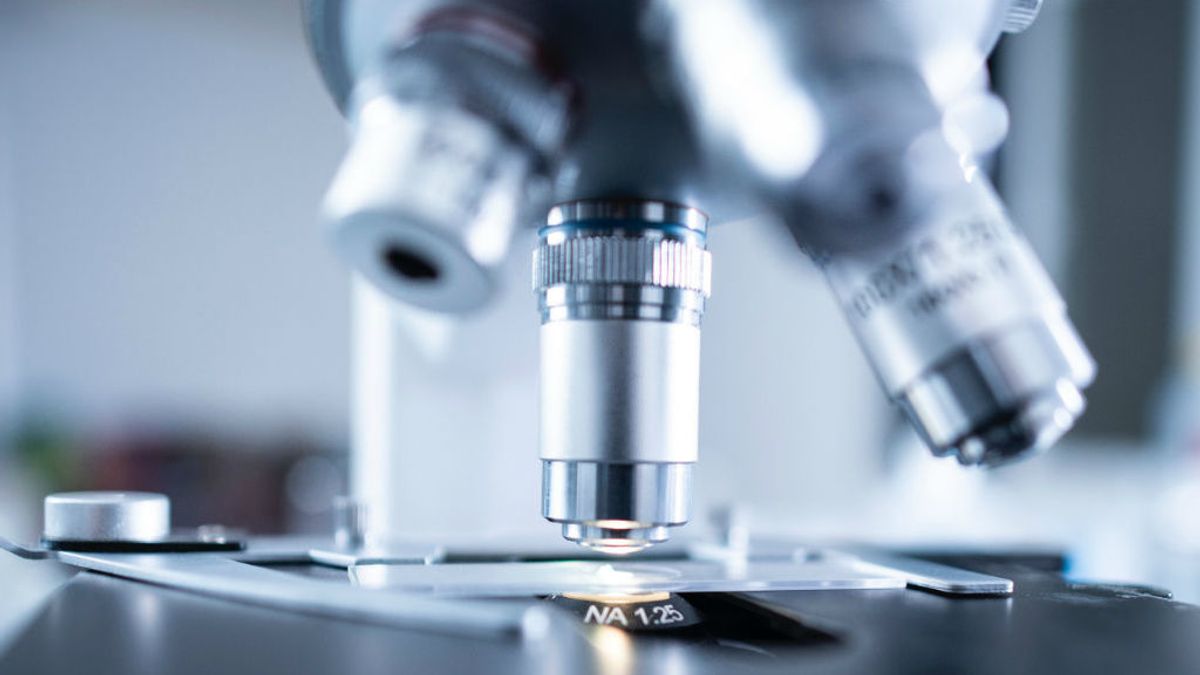Microscopio para investigar las bacterias. Microscopio para investigar las bacterias.