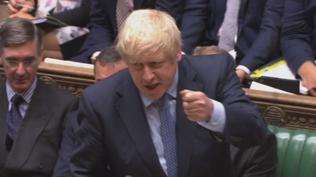 Boris Johnson propone nueva elecciones tras el 'golpe' a su duro Brexit