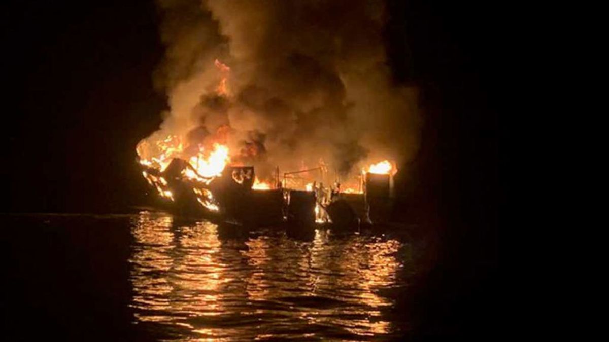 Recuperan los cuerpos de los 33 fallecidos en el incendio de un barco frente a la costa de California