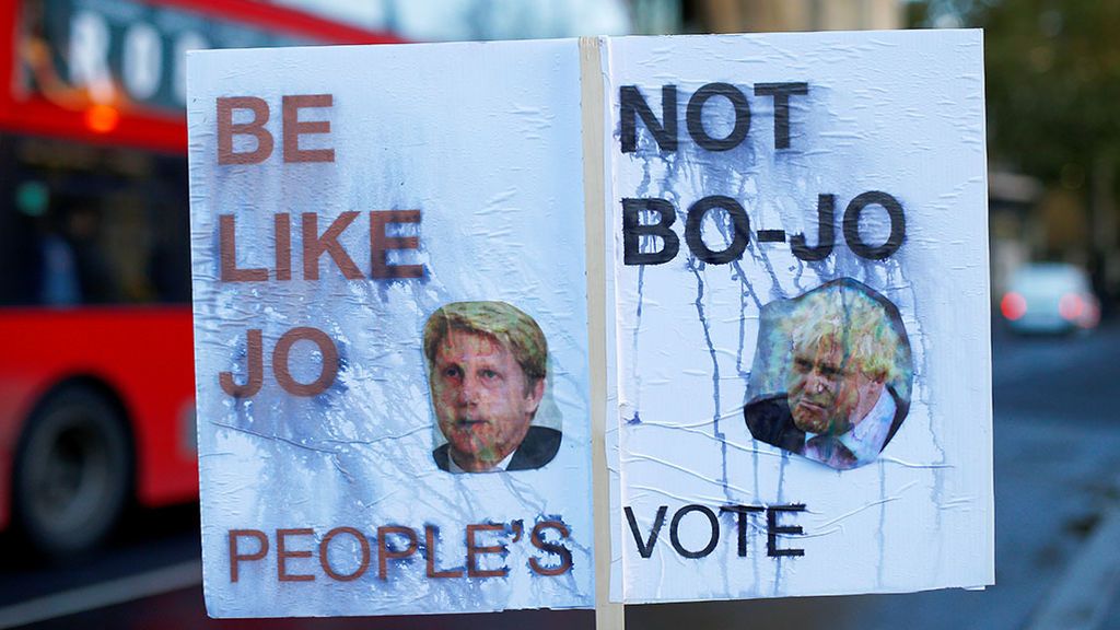 Dimite Jo Johnson, hermano del primer ministro británico Dimite Jo Johnson, hermano del primer ministro británico