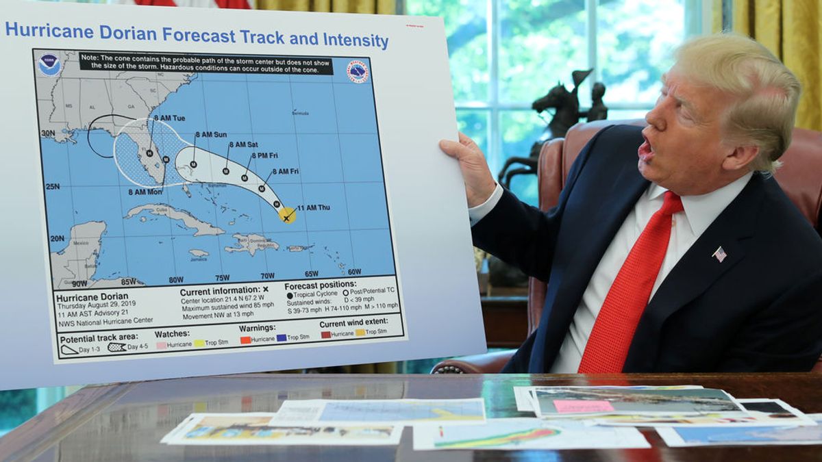 Trump, de hombre del tiempo falsea un mapa  de la trayectoria del huracán Dorian