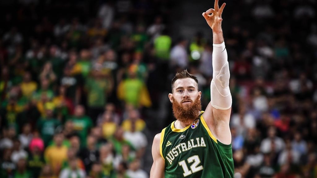 Baynes lo hace de todos los colores: Alley-oop y triple para aumentar la ventaja ante Lituania