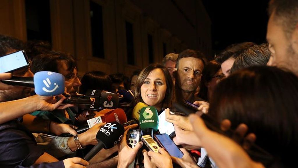 Podemos sale de la reunión con el PSOE "preocupado" ante las posiciones "inamovibles" de Carmen Calvo Podemos sale de la reunión con el PSOE "preocupado" ante las posiciones "inamovibles" de Carmen Calvo