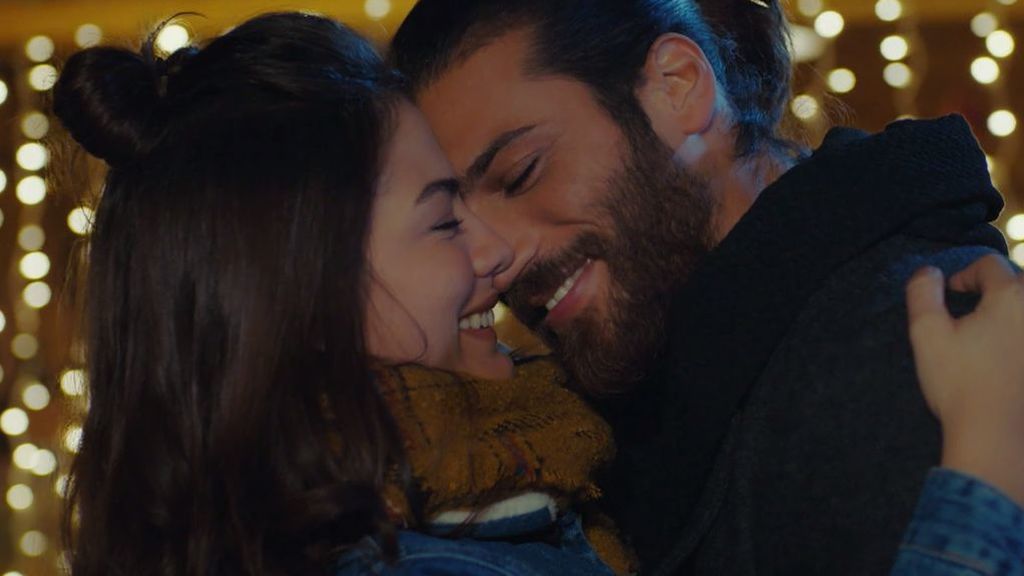 Can Yaman y Demet Özdemir: Las pruebas que confirman su relación