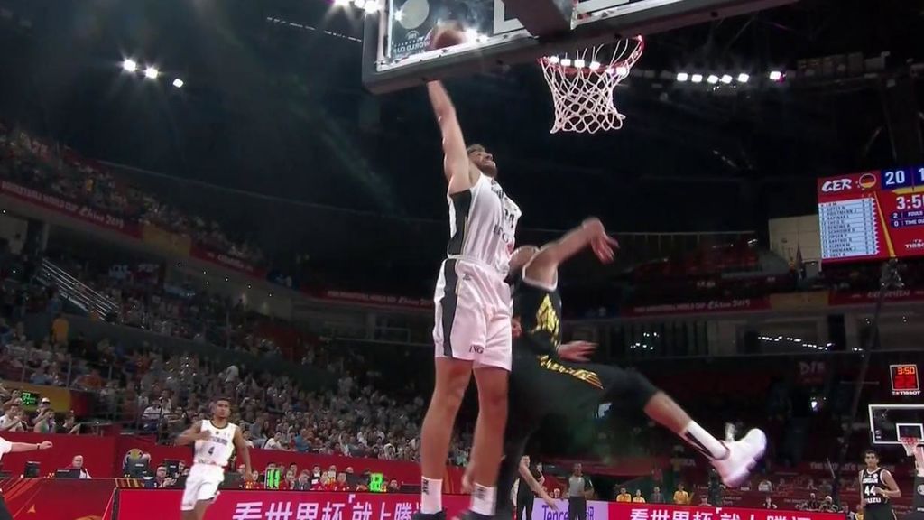 Espectacular alley oop de Alemania