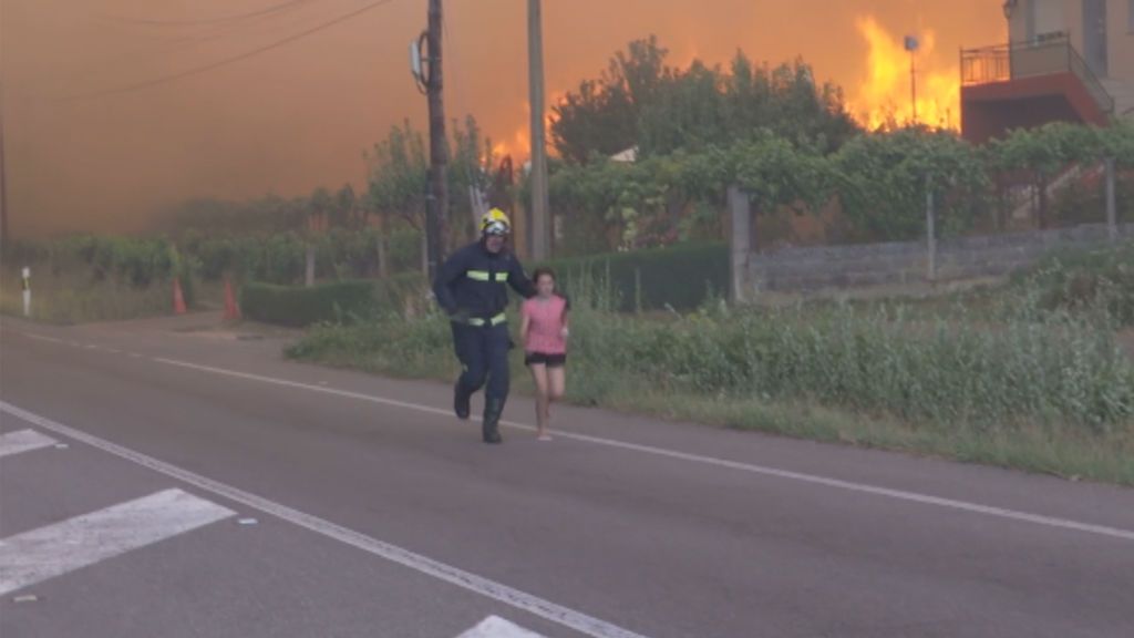Los incendios arrasan Galicia y se ceban con Monforte de Lemos: numeros vecinos han sido desalojados Los incendios arrasan Galicia y se ceban con Monforte de Lemos: numeros vecinos han sido desalojados