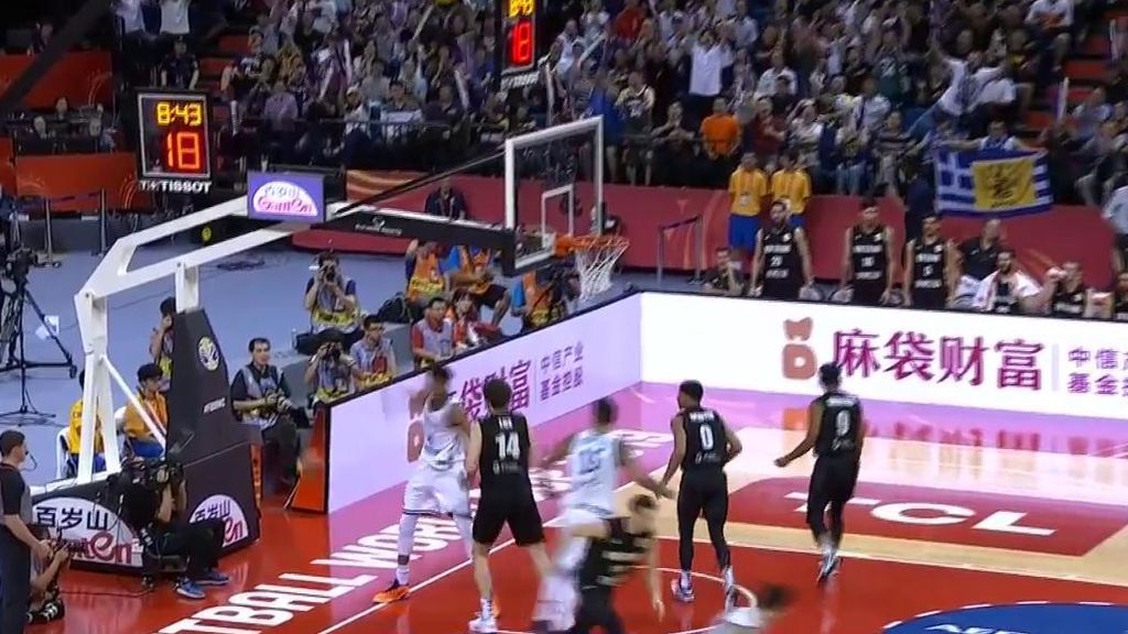 La salvajada de Antetokounmpo