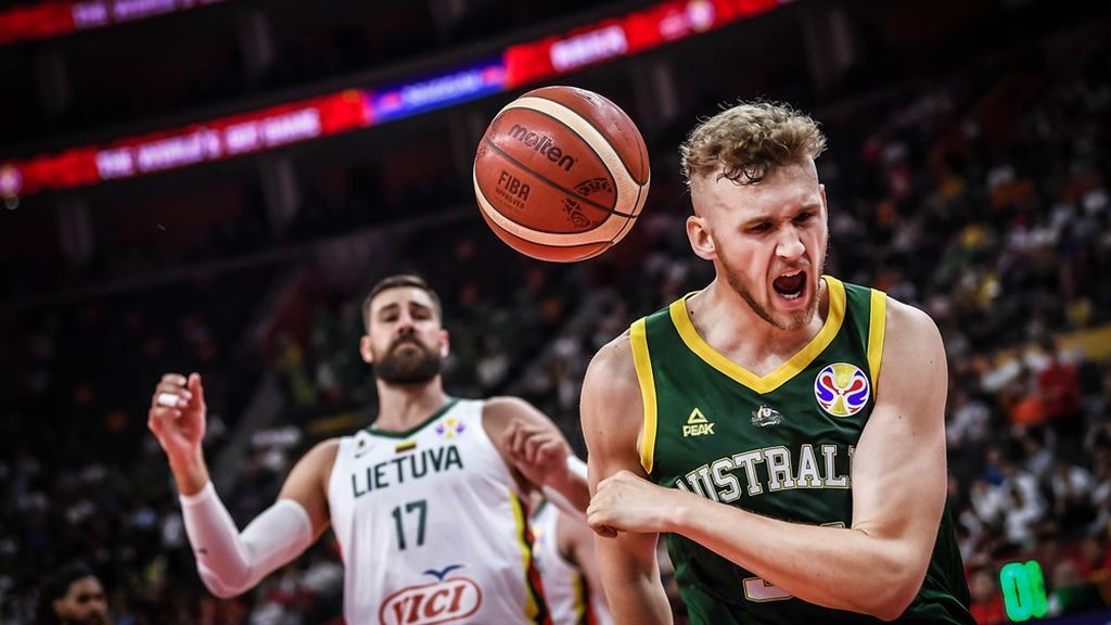 Baynes lleva a Australia a la victoria ante Lituania en la primera mitad: Recital del pívot australiano