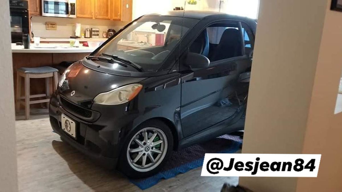 La solución contra el huracán Dorián viral en La Red: un hombre aparca su coche en la cocina para que no se vuele