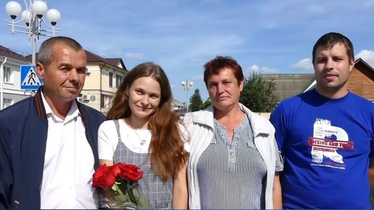 Una mujer bielorrusa se reencuentra con su familia tras desaparecer a los 4 años