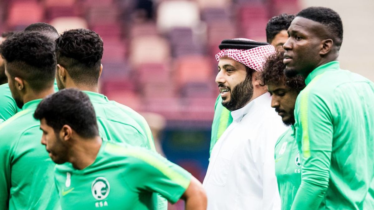 Turki Al-Sheikh mezclado en el terreno de juego con jugadores de la selección de Arabia Saudí Turki Al-Sheikh mezclado en el terreno de juego con jugadores de la selección de Arabia Saudí