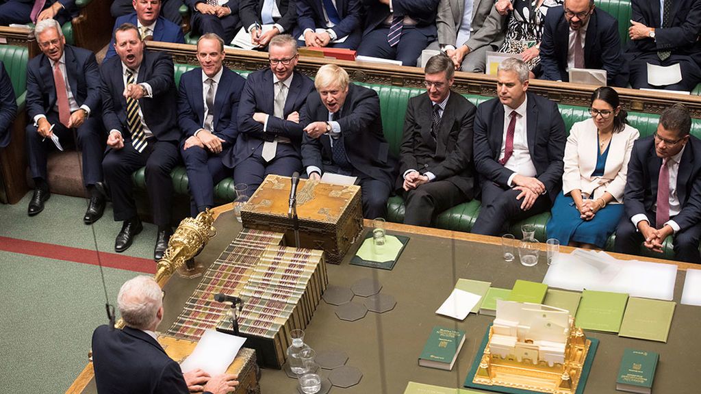 Johnson y Corbyn, enzarzados por la fecha electoral Johnson y Corbyn, enzarzados por la fecha electoral