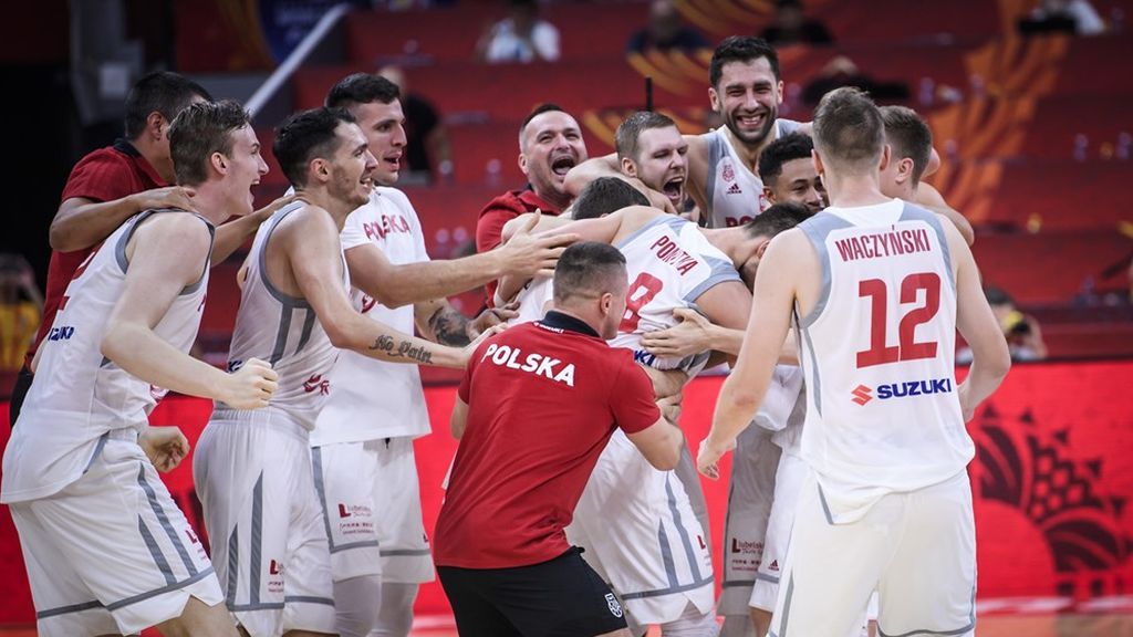 Polonia se lleva la victoria ante Rusia y pasa a octavos de final