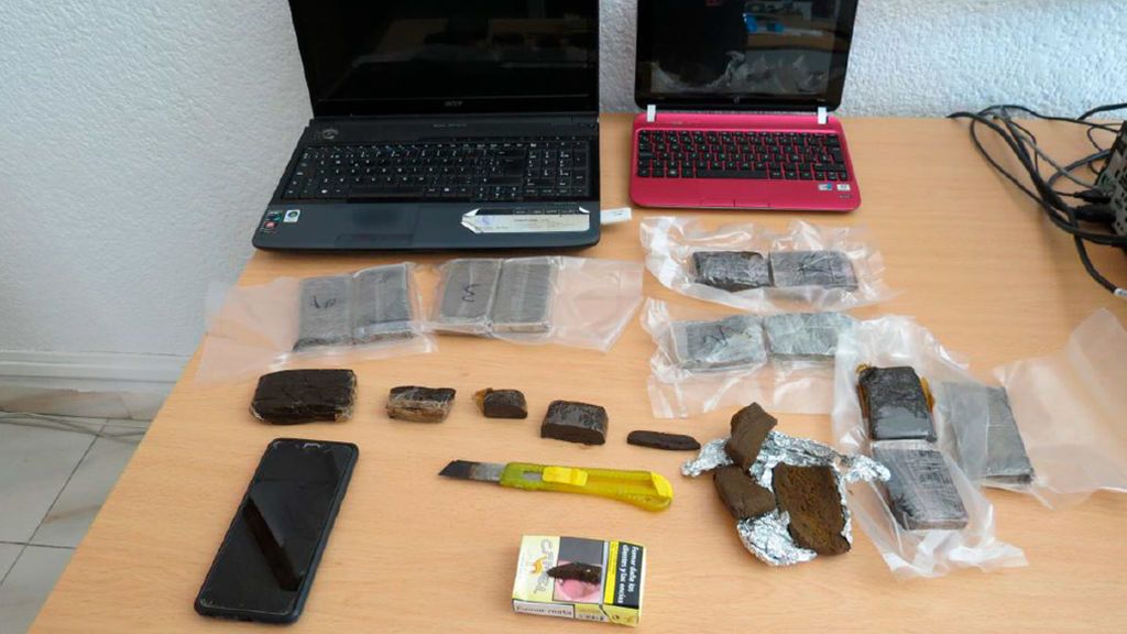 Hachís y otros efectos decomisados por la Policía Nacional.