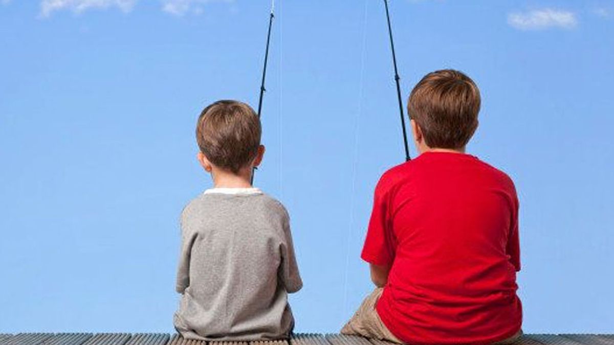 Los niños que tienen un hermano mayor tardan más en aprender a hablar, según un estudio
