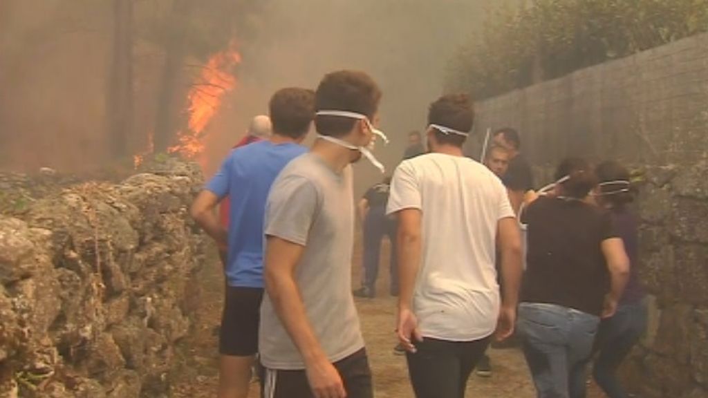 Dos incendios forestales afectan a Porto do Son y Fisterra