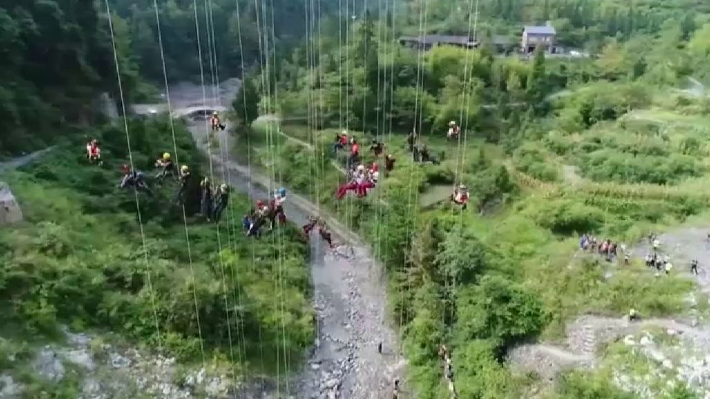 China acoge el Campeonato Internacional de Cuerda de Rescate en la Montaña Jinfo