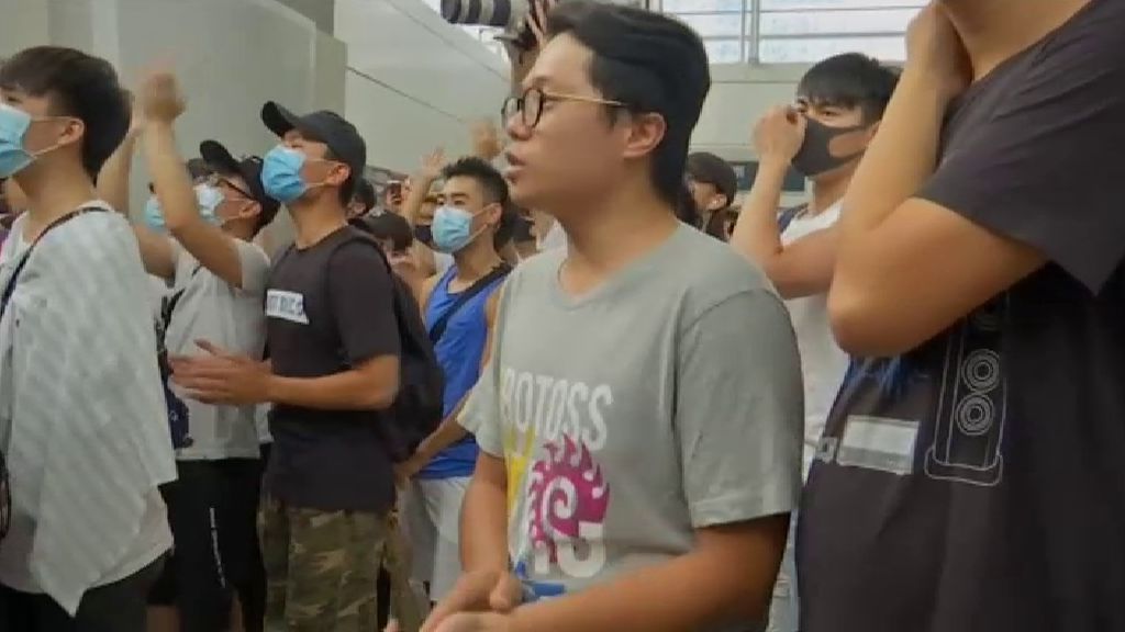 Pekín contiene el intento de los opositores de bloquear el aeropuerto de Hong Kong