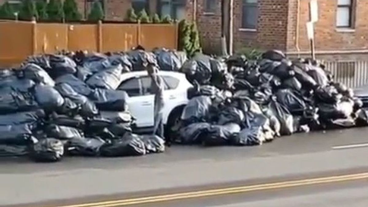 Castigo ejemplar por aparcamiento indebido: le cubren el coche de basura