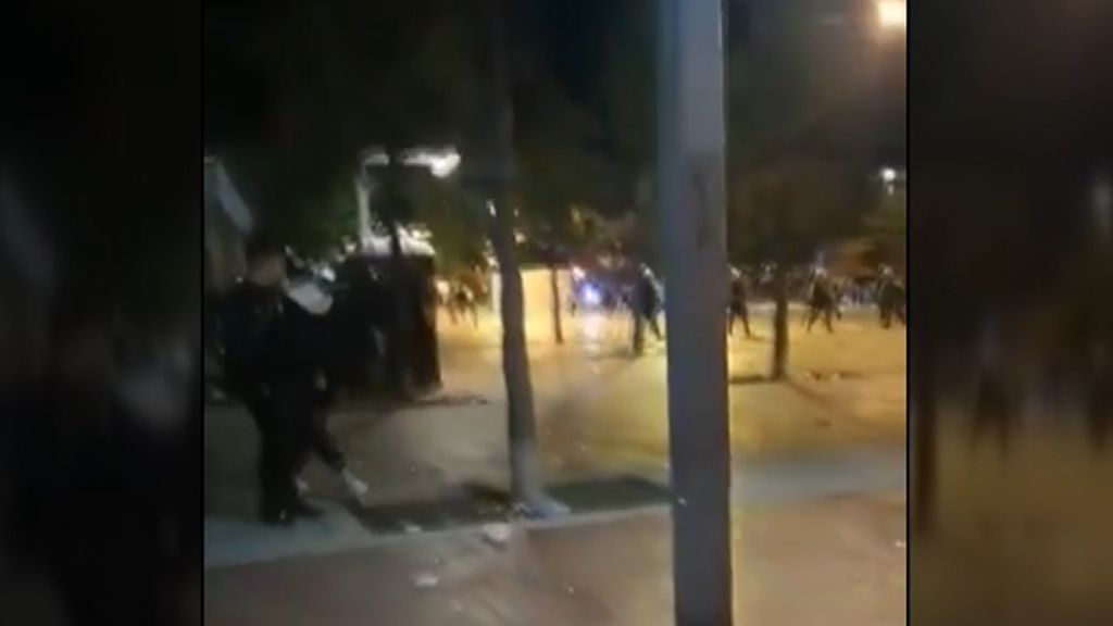 Batalla campal en Sabadell a grito de "muerte": nueve detenidos y cuatro mossos heridos